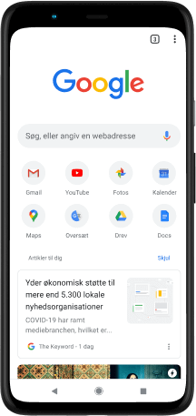 Pixel 4 XL-telefon, hvor Google.com-søgefeltet, favoritapps og foreslåede artikler vises på skærmen.