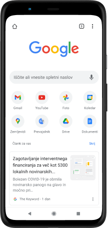 Telefon Pixel 4 XL z zaslonom, na katerem so prikazani iskalna vrstica Google.com, priljubljene aplikacije in predlagani članki.