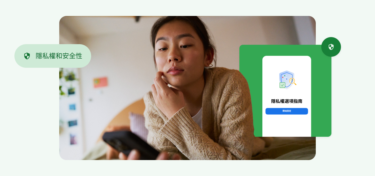 一位女性摸自己的臉並看著手機。